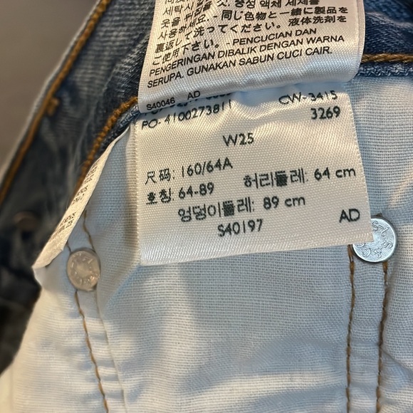 Levi’s 501 Jean Shorts - Picture 3 of 3